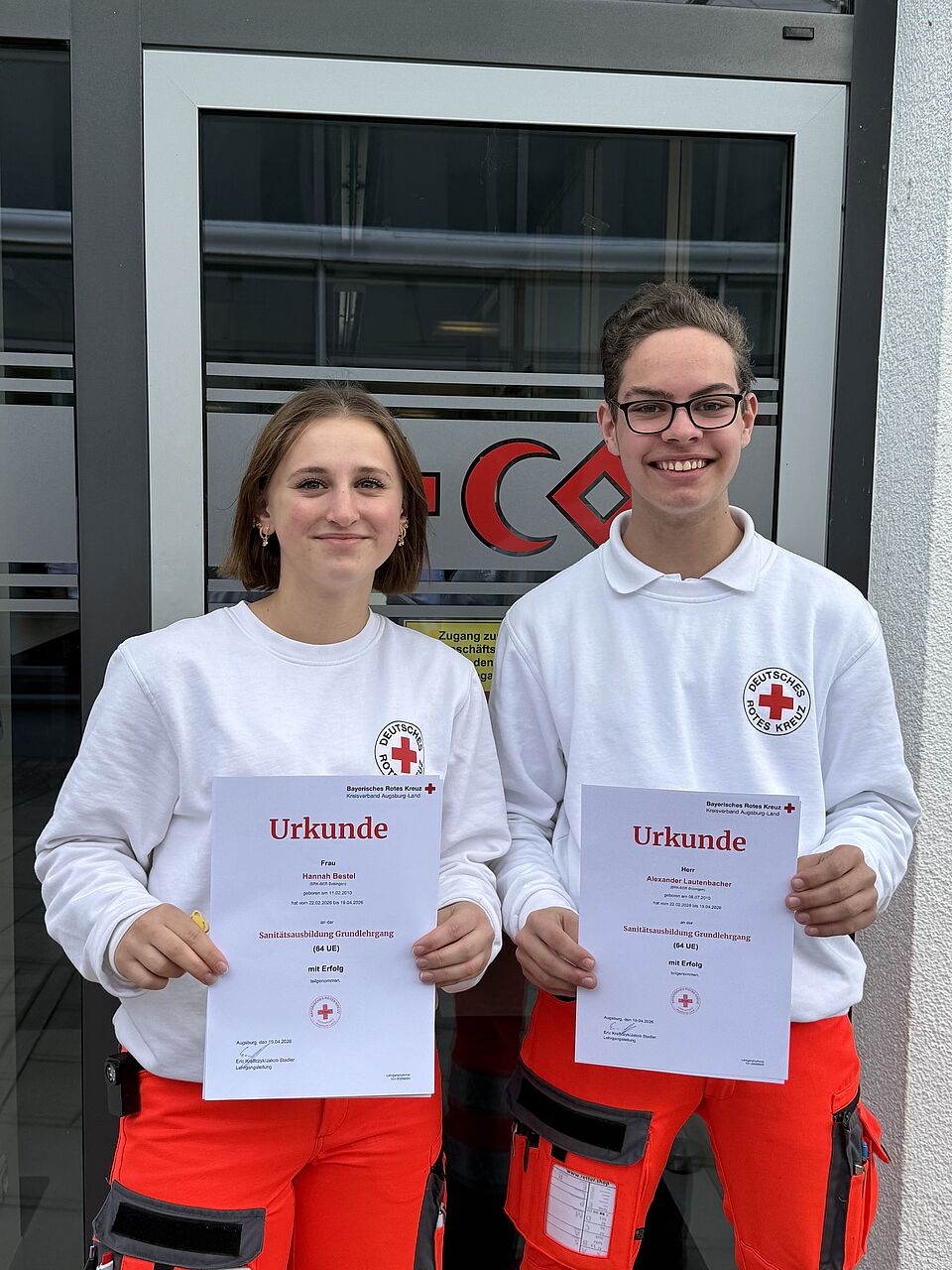 Das Bild zeigen Hannah und Alex mit ihren Urkunden zum Sanitäter