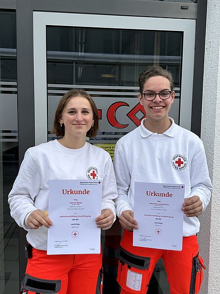 Das Bild zeigen Hannah und Alex mit ihren Urkunden zum Sanitäter